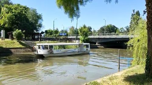Probleme de navigație în Timișoara: Proprietarii unei barje transformată în terasă sunt nemulțumiți de viteza cu care circulă pe canalul Bega / ”Erau clienții cu paharele și cu sticla de vin și a căzut. A trebuit să le dăm alta”