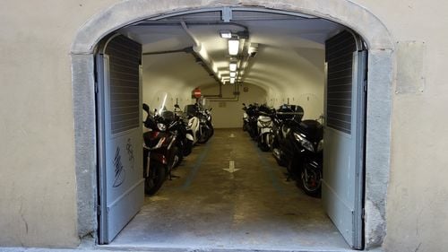 Garajele din Italia ajung la prețuri prohibitive / În Bari, un garaj s-a vândut cu 130 de mii de euro / Cele mai mari prețuri sunt în Napoli: medie de peste 3.000 de euro pe metru pătrat