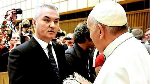 Directorul adjunct al Teatrului de Comedie, acuzat de CNSAS că a făcut poliție politică: Locotenent în Securitate, Victor Coman a ordonat filarea unei suedeze, șefă a unui birou UNESCO din București. După 1989, Coman a fost numit în mai multe funcții publice