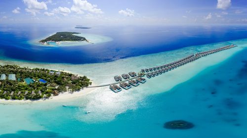 „Ora insulei”: De ce unele resorturi de lux din Maldive își mută ceasurile cu o oră înainte
