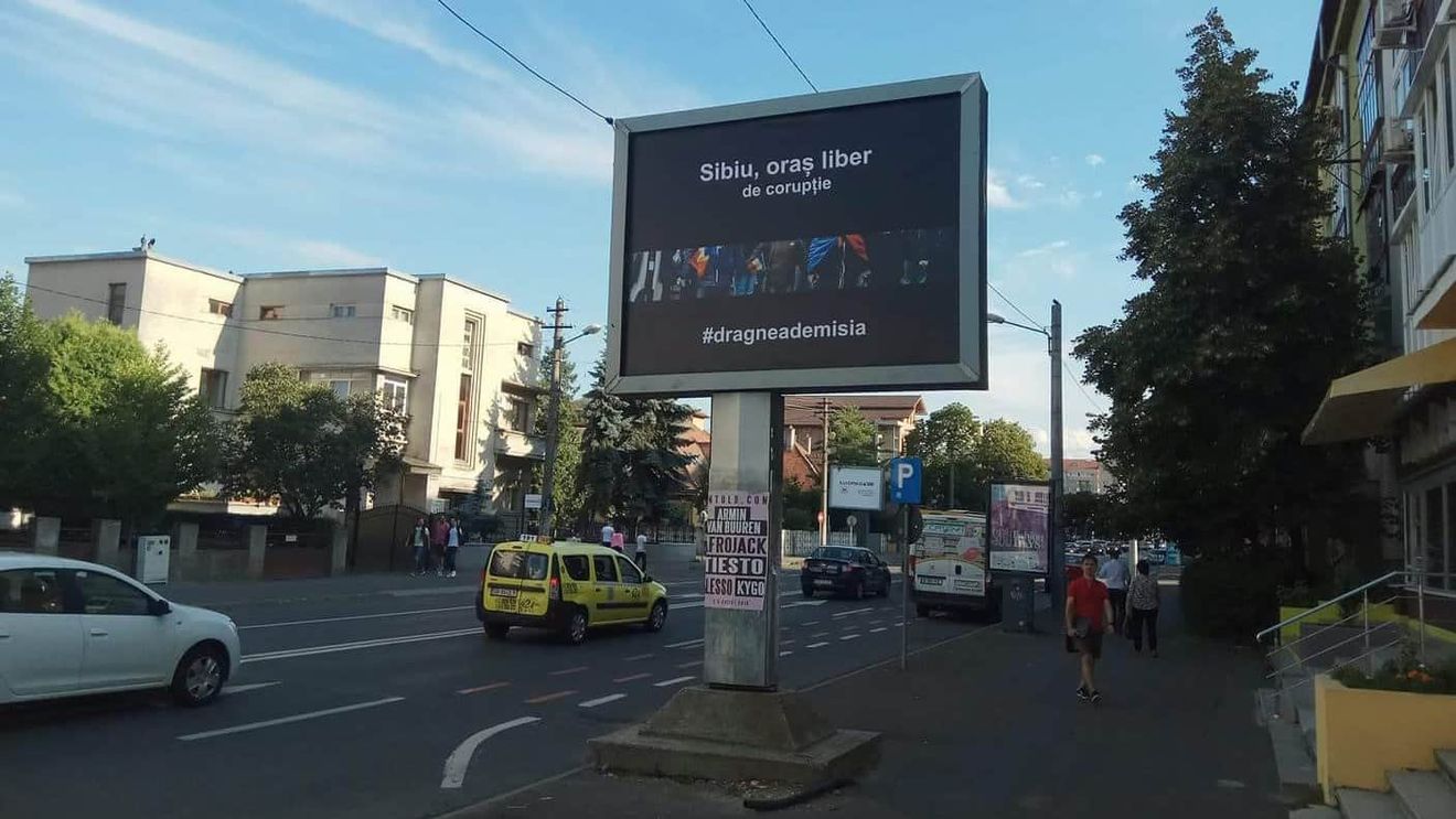 ”Sibiu, oraș liber de corupție. #dragneademisia” - afiș pe un bulevard central din Sibiu
