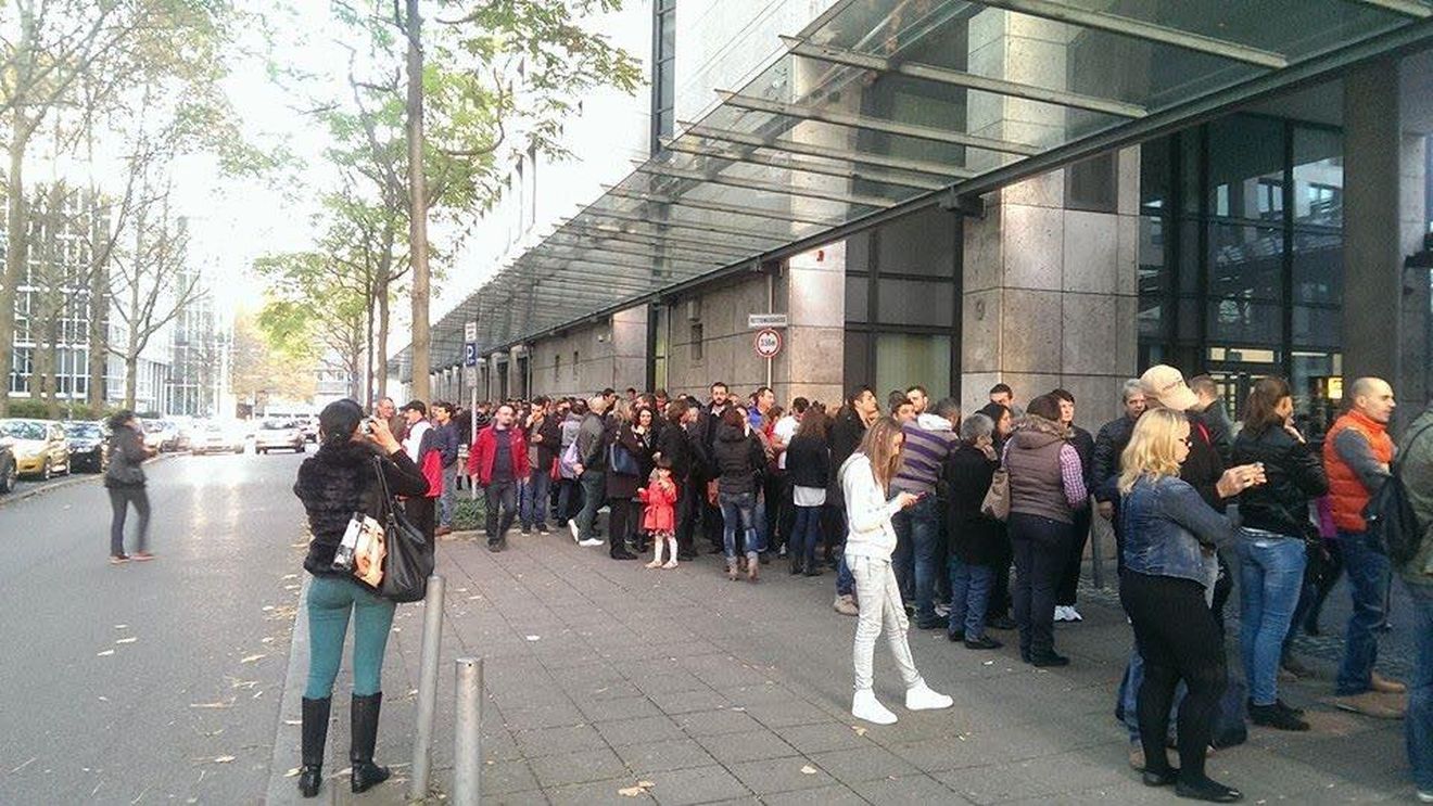 Ministerul de Externe, în fața cozilor de mii de oameni: ”Toate cele 441 secții de votare din afara României sunt operaționale și funcționează normal”