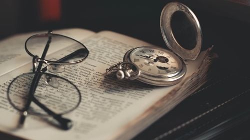 Cenzură, viață în exil și tentative de asasinare: Patru scriitori contemporani care nu au putut fi reduși la tăcere