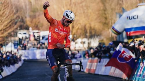 Van der Poel câștigă cel de-al șaptelea titlu mondial la ciclocros și egalează un record istoric