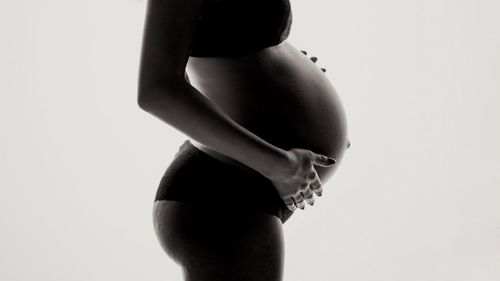 Rate alarmante de depresie și anxietate la femeile însărcinate, în timpul pandemiei / ”Contextul pandemic, cu regulile specifice de protecție – izolare, mască, vaccin, boală – au accentuat aceste anxietăți”