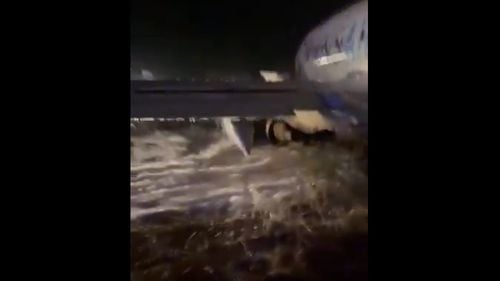 VIDEO Seria neagră continuă pentru Boeing: 11 răniţi după ce un avion a ieşit de pe pistă la Dakar
