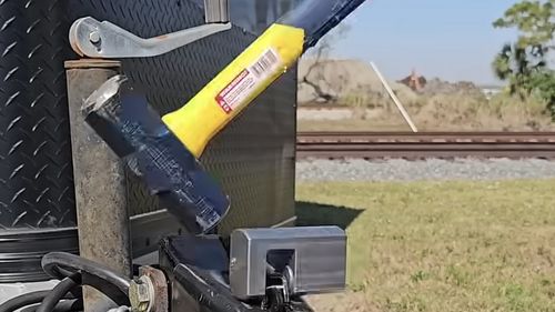 Un youtuber sparge un lacăt „imposibil de spart” cu o simplă doză de suc, compania îl dă în judecată ... și își distruge propria reputație