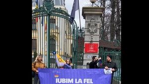 Câteva zeci de persoane din comunitatea LGBT+ s-au strâns în faţa sediului PSD pentru susţinerea legalizării parteneriatului civil / Ce i-au adus premierului Marcel Ciolacu