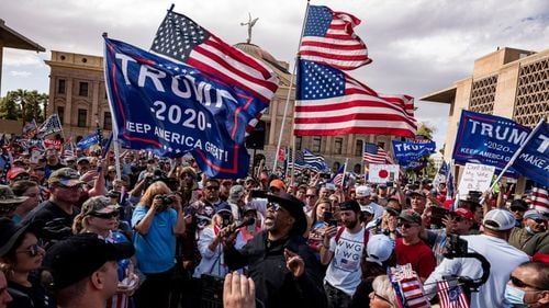 Susținătorii lui Donald Trump au ieșit și ei în stradă, acuzând că alegerile au fost furate