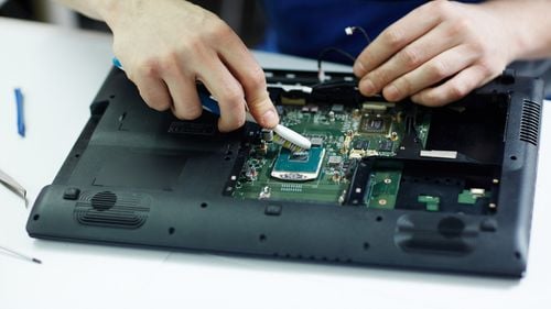 Ce găsesc service-urile din România în dispozitivele electronice ale clienților: de la „pipi de iepure”, la ploșnițe / Sucul, cel mai vărsat lichid pe laptopuri