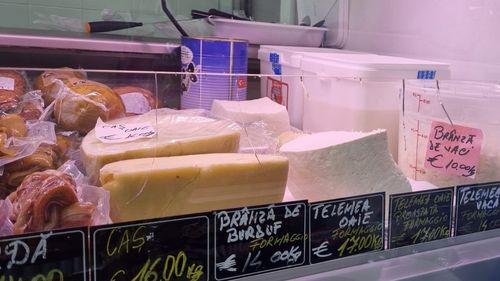 Magazin românesc la 13 kilometri de Domul din Milano: brânză de la Jina, carne din Sibiu. Telemeaua de oaie se vinde cu 17 euro / kg