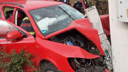 O tânără din Neamț a ajuns la spital în stare gravă după ce a pierdut controlul volanului și a intrat într-un post de transformare electric/ Femeia se afla sub influența alcoolului