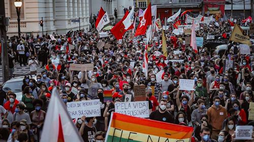 VIDEO Zeci de mii de brazilieni cer demiterea președintelui Bolsonaro pentru gestionarea crizei sanitare, în timp ce Brazilia a depășit jumătate de milion de morți COVID-19