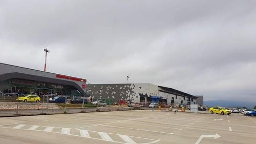 Turişti, unii dintre ei cu copii, blocaţi pe Aeroportul din Iaşi de peste 24 de ore. Ei urmează să ajungă la Sharm El Sheikh, dar zborul către staţiunea egipteană a fost amânat