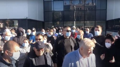 VIDEO Protest în fața Biroului Electoral al Sectorului 1: Dan Tudorache și susținătorii cer renumărarea voturilor / Centralizarea s-a încheiat aseară, Clotilde Armand a câștigat cu peste 1.000 de voturi