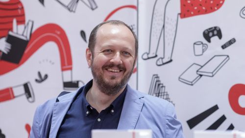 Preot amendat de poliţişti în orașul Huși după ce a provocat scandal la o conferinţă care l-a avut ca invitat pe profesorul Adrian Papahagi / „Conferința mea despre discernământ a scos toți dracii din bietul om. Ăsta e rezultatul fanatizării georgiste”