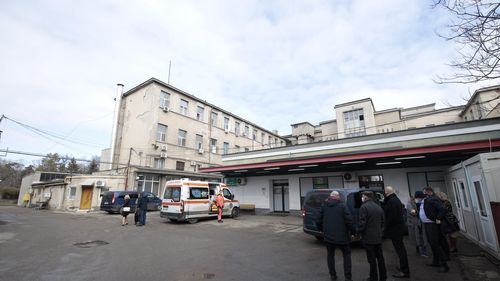 Anchetă internă la Spitalul Municipal Timișoara: Mai mulți angajați au fost filmați în echipament medical mergând pe stradă
