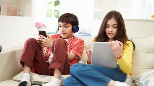 Parlamentul European: Marile platforme digitale nu trebuie să prelucreze în scopuri comerciale datele personale ale minorilor