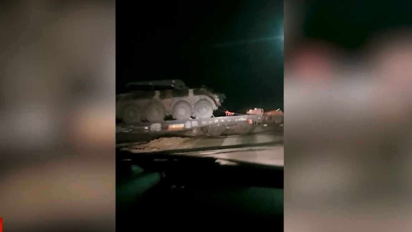 VIDEO Vagon care făcea parte din componenţa unui tren care transporta tehnică militară, deraiat în judeţul Braşov/ Momentul deraierii a fost surprins de un şofer oprit la trecerea la nivel cu calea ferată