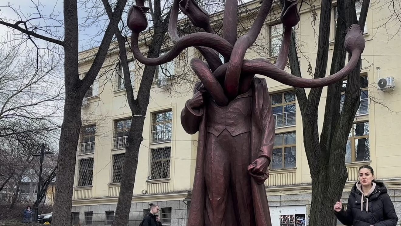 Reacţia sculptorului, după ce o femeie a lovit cu piciorul o statuie în Iași. ”Îmi e milă de ea” / ”Extremismul nu e o chestie minoră şi ar trebui să reacţionăm”