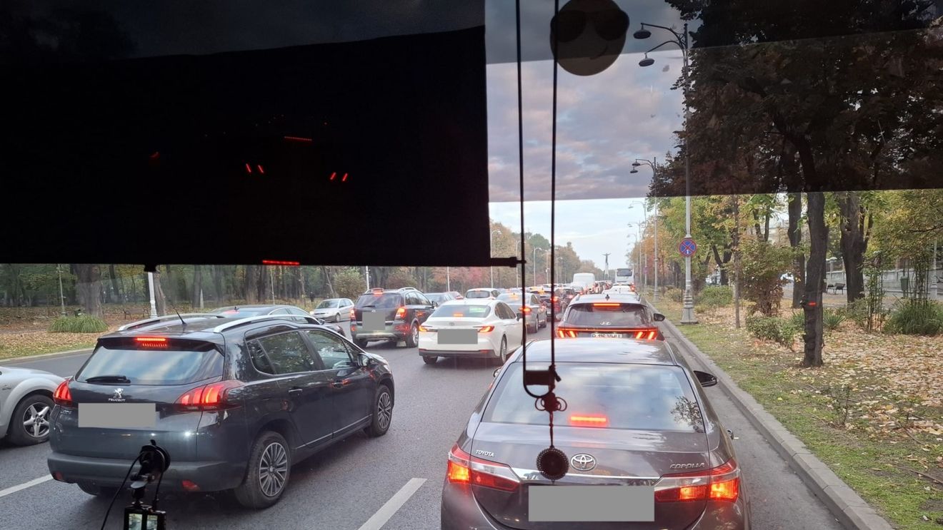 VIDEO Blocaj în nordul Capitalei, în zona Arcului de Triumf: se asfaltează / ”La Victoriei am stat 20 de minute doar pentru a trece intersecția”