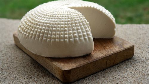 Telemea de Sibiu cu E. Colli, Salmonella și Stafilococ / Peste 17% din probele DSVSA luate în acest an la produsele lactate fabricate de ciobanii sibieni sunt în afara normelor minime