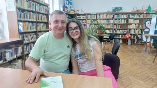 Povestea Larisei, elevă la Colegiul Național „Gheorghe Lazăr” din Sibiu, care a luat BAC-ul la 7 ani de la accidentul care a lăsat-o cu handicap grav / Tatăl i-a fost coleg de bancă: „Am luat-o de la capăt, ca pe un bebeluș”