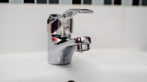 USR Braşov prezintă documente care indică prezenţa germenilor în apa potabilă furnizată la Râşnov în mai multe luni, anul acesta, inclusiv E.coli și enterococi