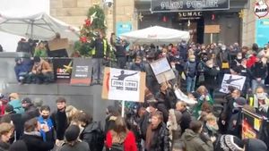 Zeci de mii de belgieni protestează în stradă la Bruxelles împotriva măsurilor de austeritate preconizate de noul guvern și în special împotriva proiectului de desfiinţare a pensionărilor anticipate