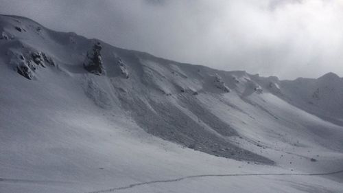 Cod galben de vânt şi ninsoare viscolită în zonele de munte din 10 judeţe, până luni dimineaţa