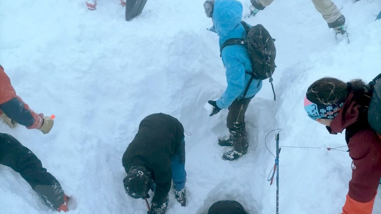 Avalanșă de mari de dimensiuni la Bâlea Lac / Zăpada a îngropat corturile a doi turiști / Nu sunt victime, aceștia erau în cabană, la un ceai