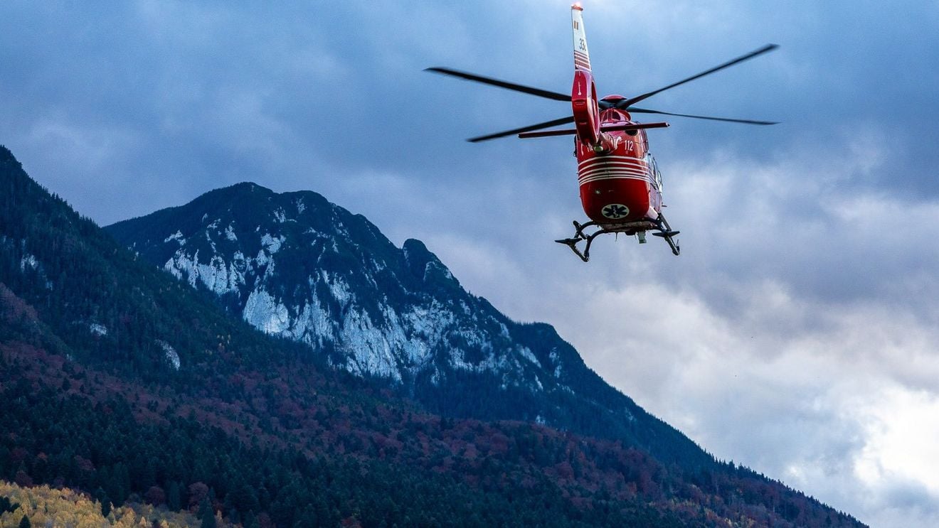 Nou avertisment al salvamontiştilor după ce au fost chemați să recupereze un tânăr în adidaşi, ud, rătăcit în pădure