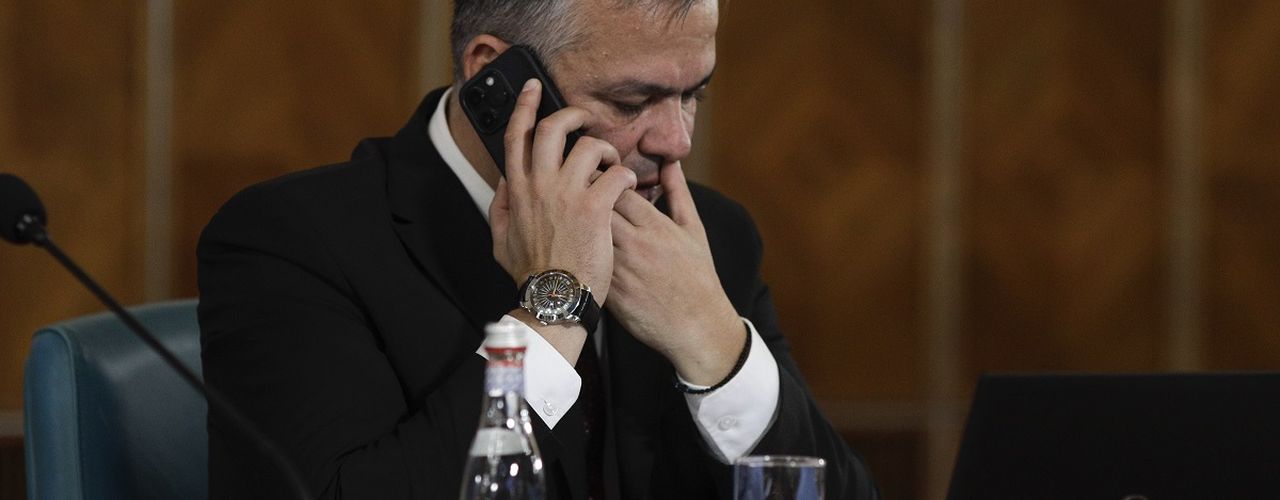 Adrian Veştea a amânat pentru luni depunerea listei de miniștri la Parlament și își anunță candidatura la președinția PNL / PSD va decide duminică dacă intră în guvernul Veștea / Liberalii puciști au dat PNL în judecată