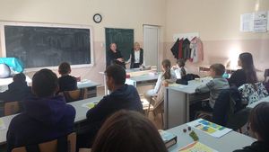 Adaptarea școlilor la schimbările din Educație: a apărut un nou termen în vocabularul profesorilor: „catedra mozaic” / „Fiind profesor de matematică, la fizică mă descurc, dar biologia o reînvăț în rând cu copiii”