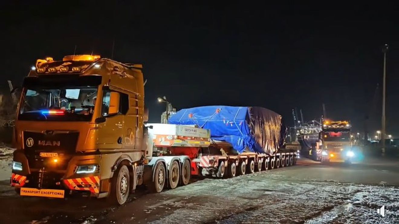 „Uriașul” care va străpunge munții a ajuns în România / Șeful companiei de autostrăzi: 97 de camioane  îl vor transporta pe bucăți spre șantier / Va săpa cei 1,7 km ai Tunelului Poiana