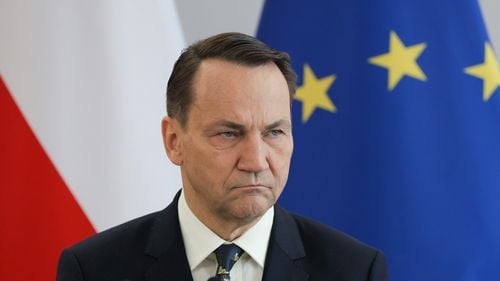 Polonezii „ar prefera să mănânce iarbă decât să devină colonie rusă”, afirmă Radosław Sikorski, ministrul polonez de Externe