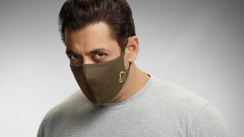 Vedeta de la Bollywood Salman Khan, mușcat de două ori de un șarpe în ziua de Crăciun