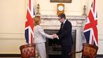 Noul prim ministru britanic Andy Burnham face numiri controversate în primul său cabinet. El se confruntă și cu un deficit de legitimitate