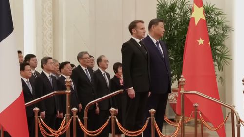 Aflat în vizită în China, președintele francez Emmanuel Macron a avertizat că UE îi va aplica măsuri similare celor impuse de Trump, dacă nu cooperează pentru a-și reduce excedentul comercial