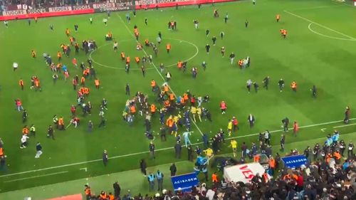 VIDEO Încăierare pe teren la finalul meciului Trabzonspor – Fenerbahce / Fanii gazdelor i-au atacat pe fotbaliştii oaspeţi