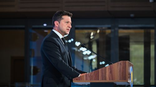 Președintele ucrainean Volodimir Zelenski susține că guvernul său a calmat pieţele după instabilitatea cauzată de Rusia: „Am luat numeroase măsuri, am stabilizat hrivna. Moneda naţională se întăreşte”