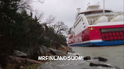 VIDEO Nava „Viking Grace” cu 400 de persoane la bord a eșuat în apropierea portului finlandez Mariehamn. Nava nu s-a scufundat, iar viețile pasagerilor nu sunt în pericol