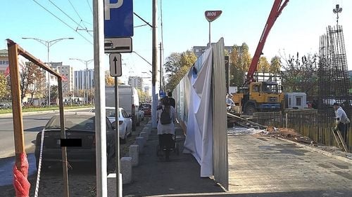"Stăpânii" spaţiilor publice: un trotuar din București, ocupat de un dezvoltator imobiliar. Primăria Sectorului 6, nici o reacție