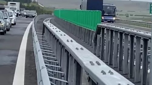 Şoferul unui autocar a rămas fără permis, după ce a mers aproape un kilometru cu spatele pe banda de urgenţă a A1 / Erau 32 de călători în autovehicul