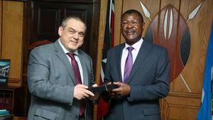 Iohannis a semnat decretul de rechemare al lui Dragoș Țigău, ambasadorul României în Kenya, Burundi, Uganda, Rwanda şi Tanzania / A fost acuzat de un grup de diplomați africani că i-ar fi asociat cu maimuțele într-o reuniune diplomatică