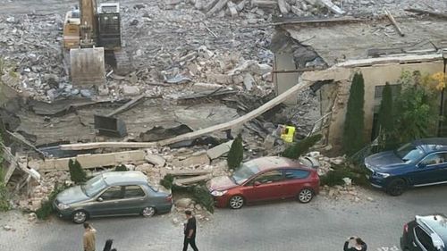 Un zid a fost prăbușit în Cluj peste 3 mașini / Operatorul unui excavator nu a văzut mașinile parcate