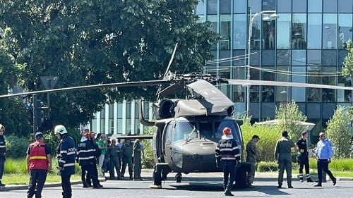 BREAKING VIDEO: Un elicopter militar american a aterizat forțat în Piața Charles de Gaulle din București / Imagini inedite cu elicopterul zburând la mică înălțime în centrul Capitalei
