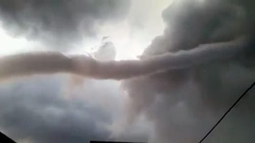 VIDEO Tornadă surprinsă duminică de locuitorii din Craiova: "La noi nu era așa ceva"