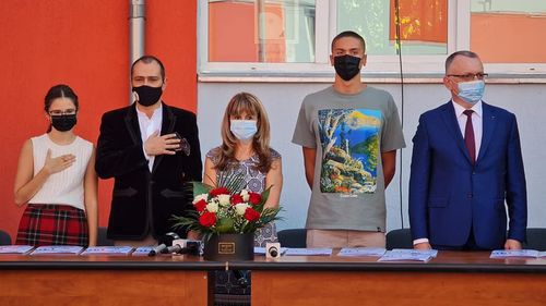 Fiica primarului Daniel Băluță, în prezidiu alături de tatăl său, ministrul Educației și înotătorul David Popovici, la ceremonia de la o școală cu bază sportivă modernizată de Primăria Sectorului 4