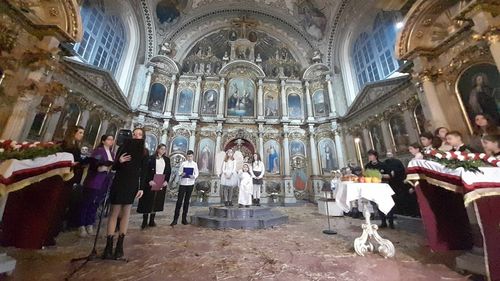 Cea mai numeroasă comunitate de sârbi din România, care trăieşte în judeţul Timiş, sărbătoreşte Crăciunul după calendarul vechi. Tradiția aprinderii “badnjakului”